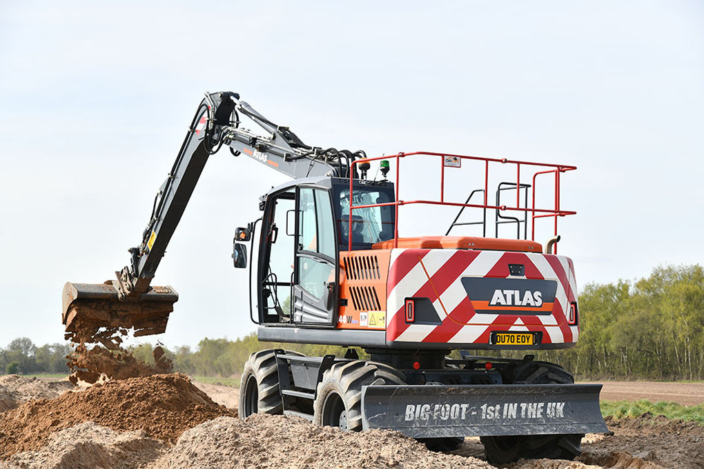 Atlas BIGFOOT wheeled excavator moving muck