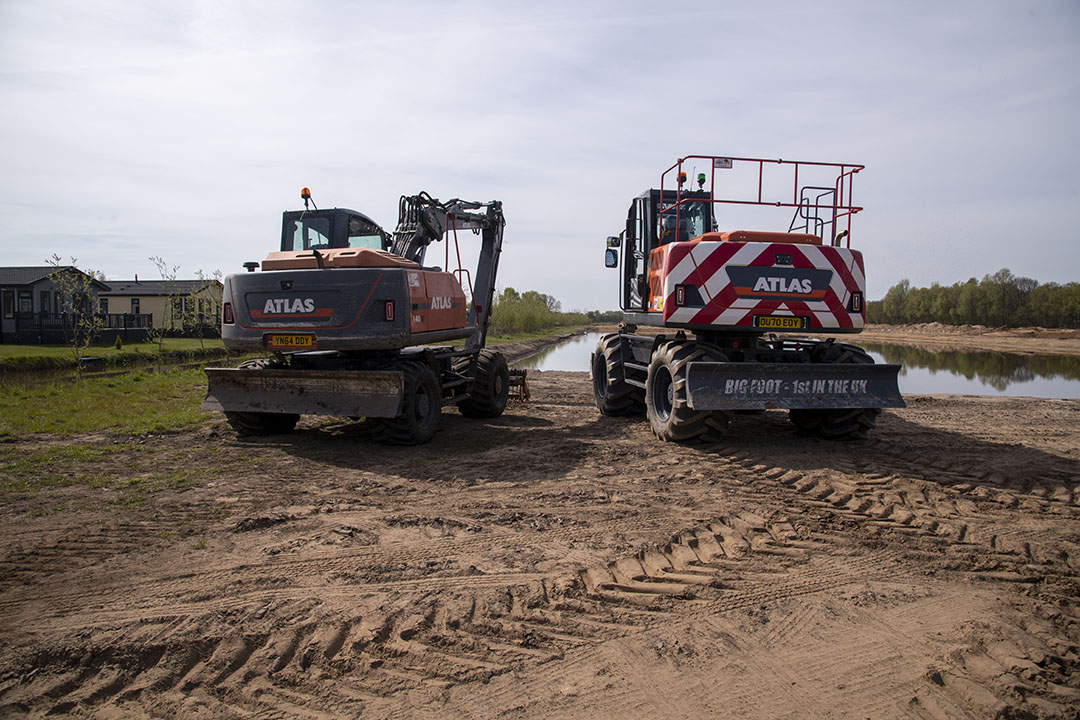 Atlas 140W and Atlas 140W bigfoot wheeled excavators side by side